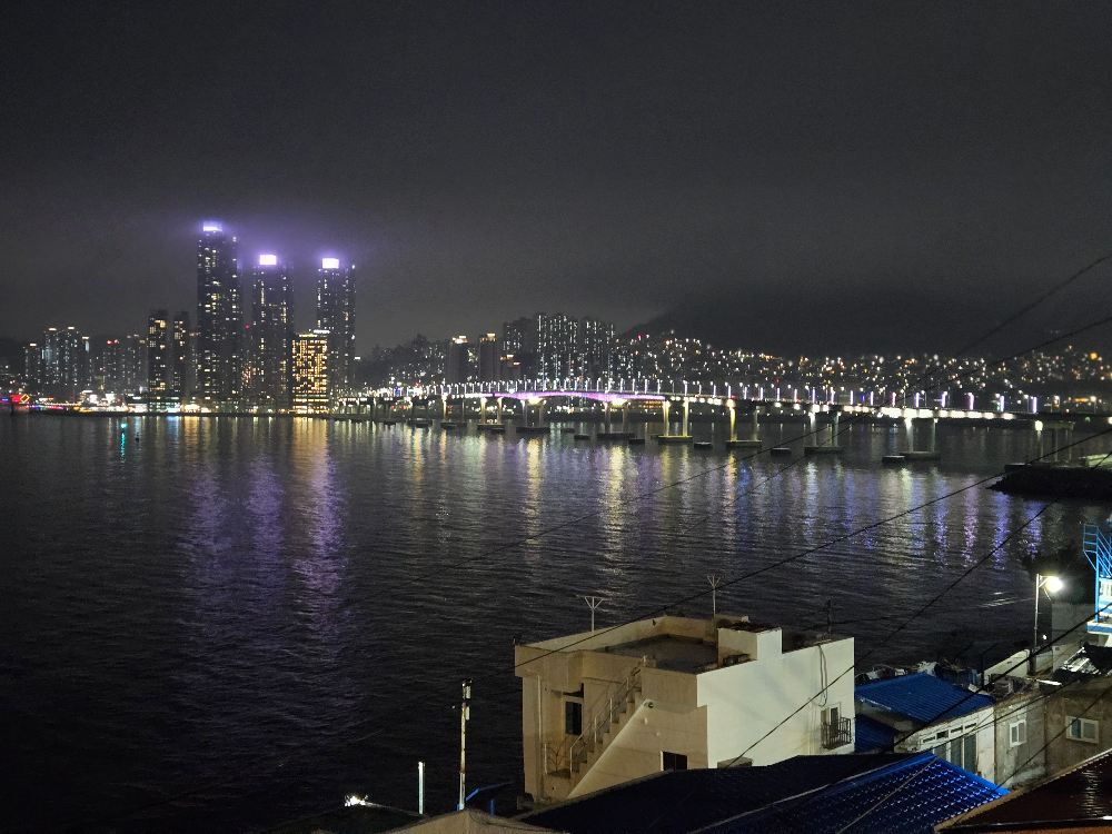 흰여울문화마을 야경뷰 – 조용한 밤 바닷가 마을