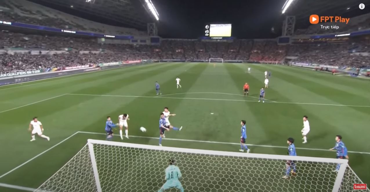 베트남 선수가 헤딩슛을 성공하는 모습