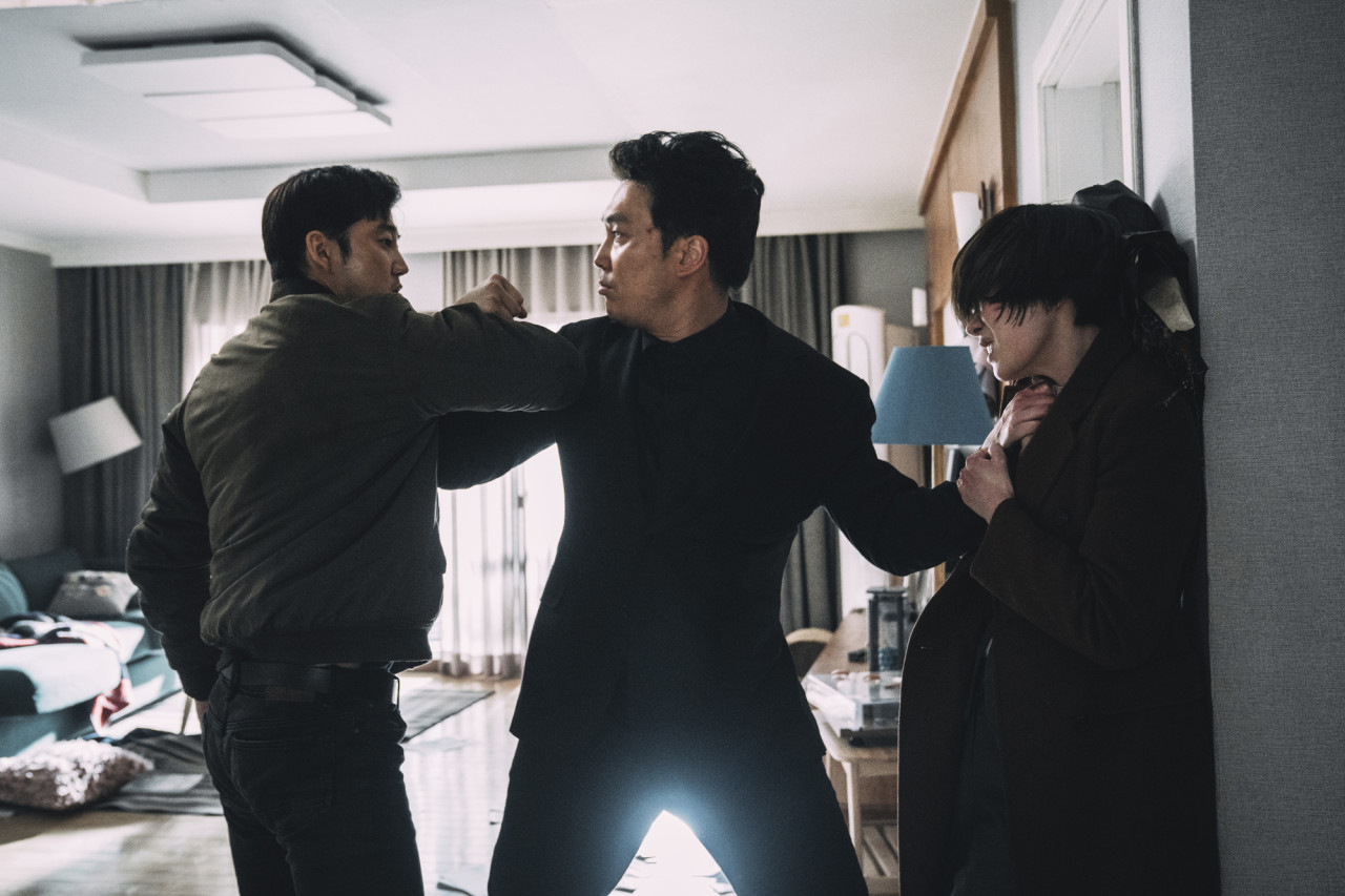 진아를 공격하는 남자를 막아서는 이안