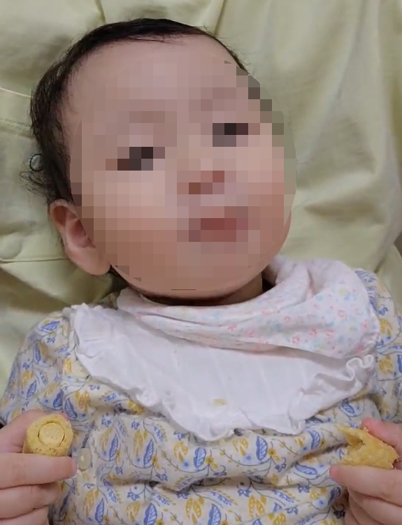 떡뻥 먹고있는 아기
