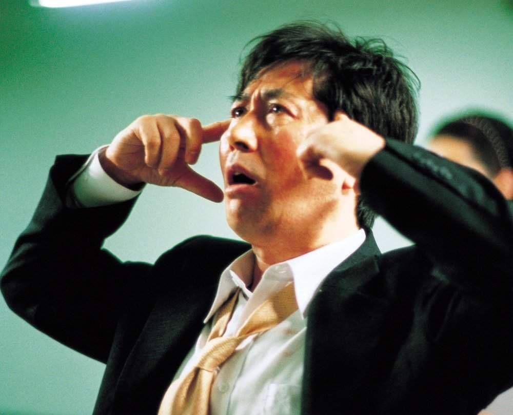 술취한 만식이 이상한 소리를 내며 검지를 관자놀이에 가져가며 하늘을 바라보는 모습