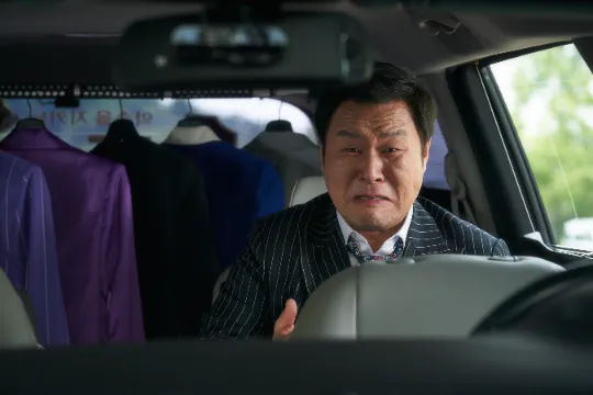 봉만식 역의 윤경호