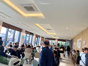 카페내부-붐비는-사람들