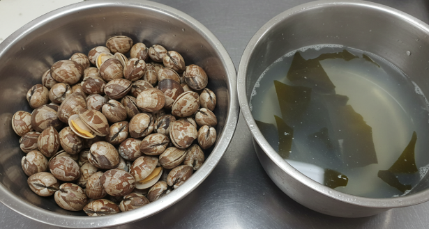 바지락 해감 및 육수 만들기 이미지