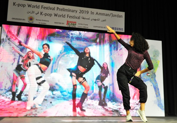 K팝 스타일과 퍼포먼스 연계 분석 (음악, 안무, 무대 구성)