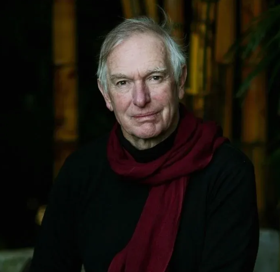 목도리를 하고있는 피터위어 감독 사진