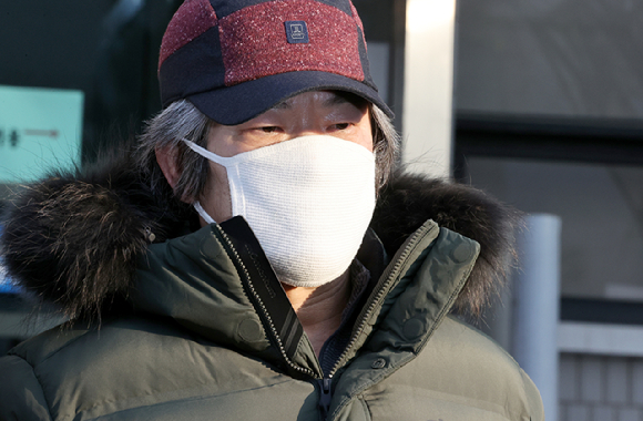 법원의 야간외출 제한 명령(특별준수사항)을 어기고 40분간 집 밖으로 무단 외출한 조두순이 실형을 선고받은 가운데, 재판 내내 불량한 태도를 보여 눈길을 끌었다. 사진은 조두순이 2020년 12월 12일 오전 경기도 안산준법지원센터에서 행정절차를 위해 이동하고 있는 모습. [사진=공동취재사진]