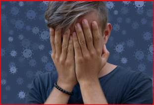 얼굴을 손으로 가리고 불안해하는 청소년의 모습