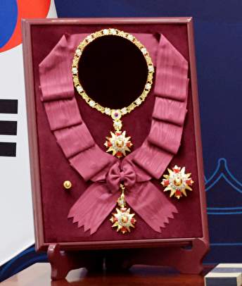 미대통령 최초 대한민국 무궁화 대훈장 수여