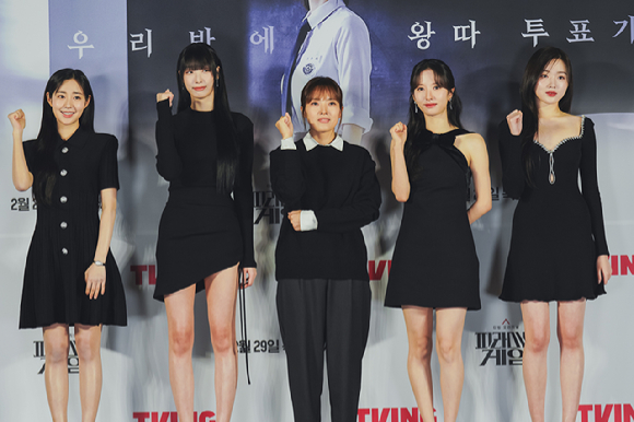 박소연 감독&#44; 배우 김지연 류다인 신슬기 강나언이 26일 서울 용산구 아이파크몰 용산 CGV에서 열린 티빙 오리지널 시리즈 &#39;피라미드 게임&#39; 제작발표회에서 포즈를 취하고 있다. [사진=티빙]
