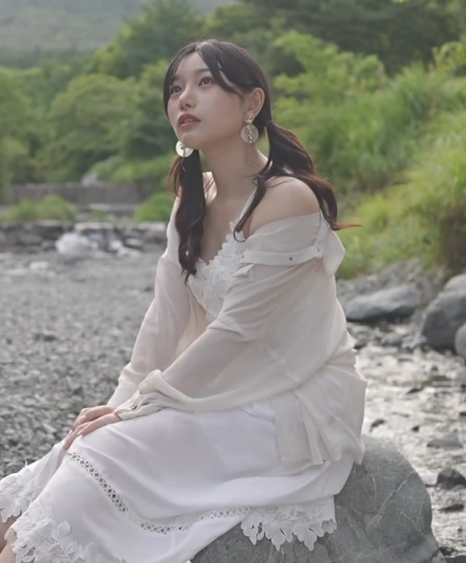 미츠하 치하루(Chiharu Mitsuha) 계곡에서 인터뷰