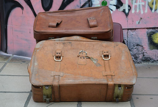 길거리에 놓여있는 짐 사진