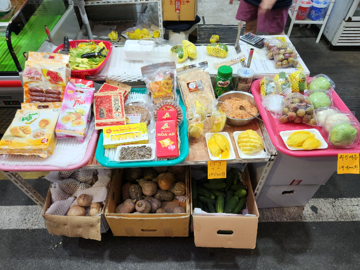 동남아 음식 판매대가 시장에 서 있다