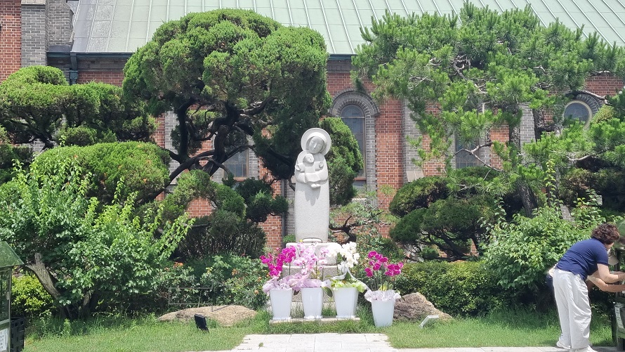 대구 주교좌 계산동성당 성모동산 성모자상 사진