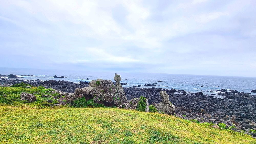 올레3코스 바다목장 앞 바다에 보이는 신비로운 바위