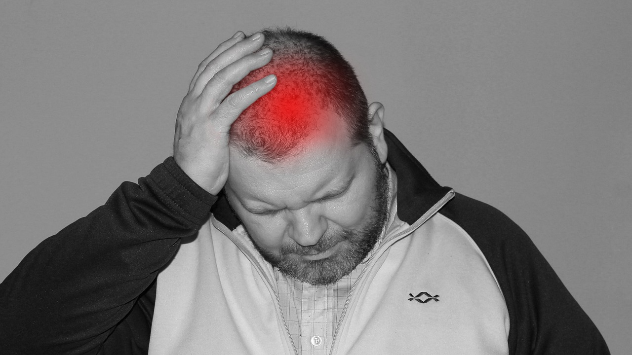 두통을 호소하고 있는 사람의 모습