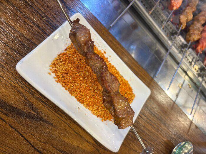 꼬치에 꽂혀있는 익은 양꼬치