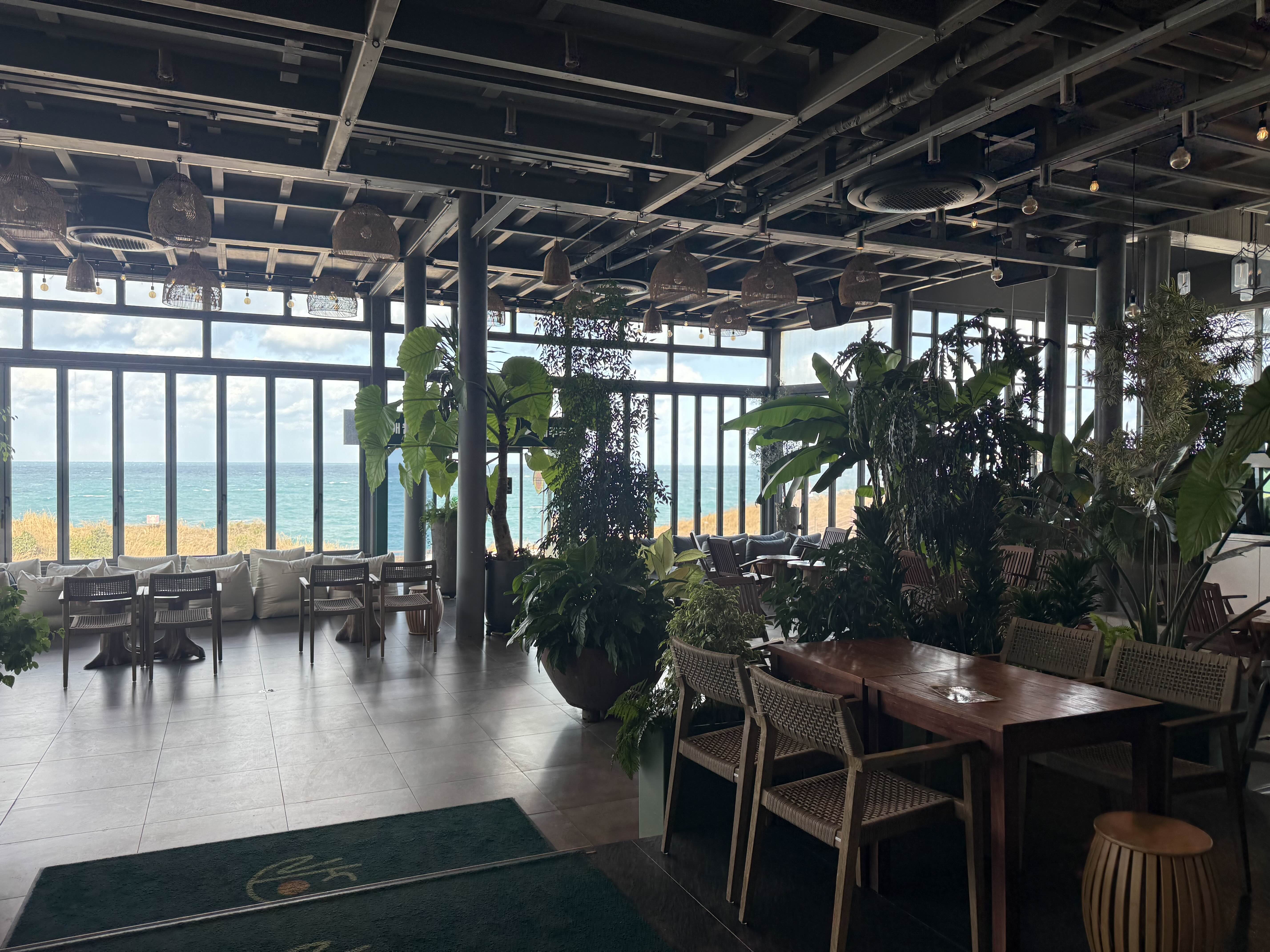 애월 노을리 카페 내부