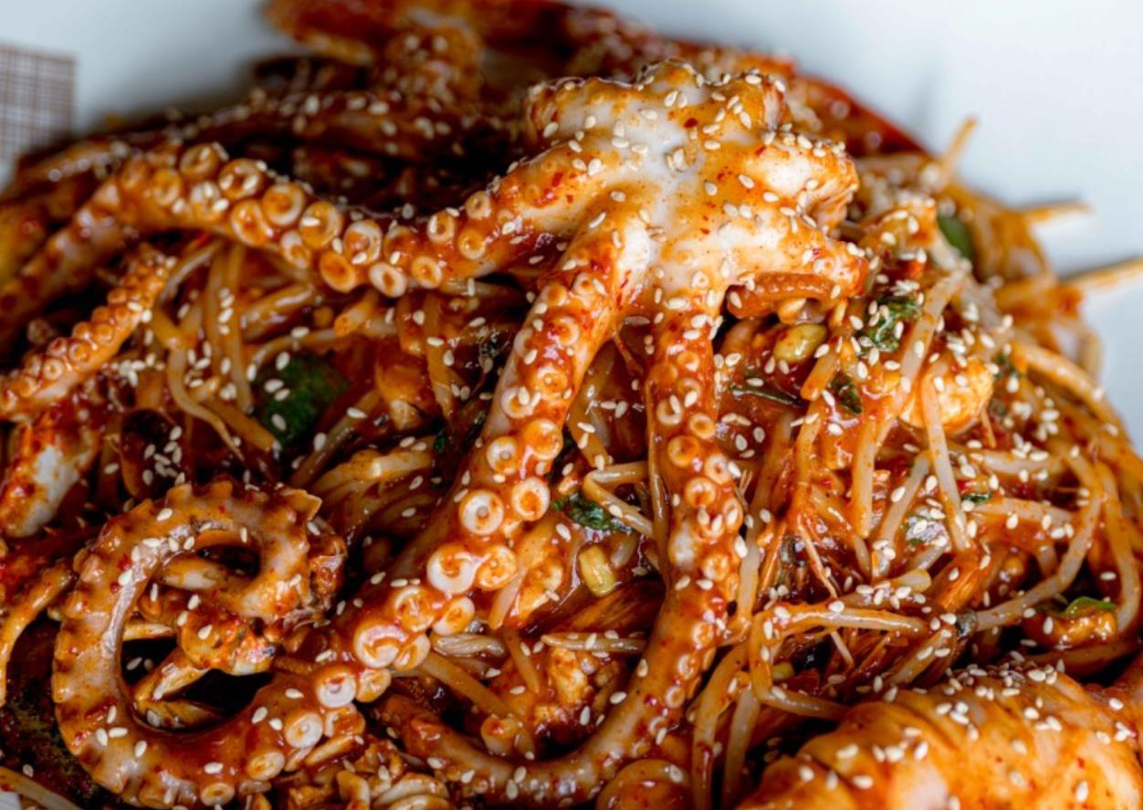 크기도 크고 싱싱한 낙지볶음