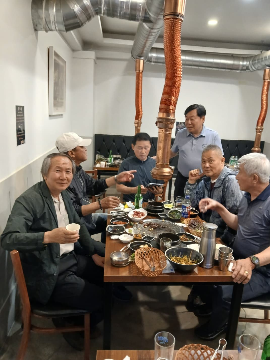맛있는 음식과 좋은 사람들의 대화가 어우러져 소중한 시간