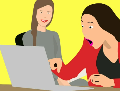 실업급여 신청방법 확인한 후 신청 중 인 사람 사진