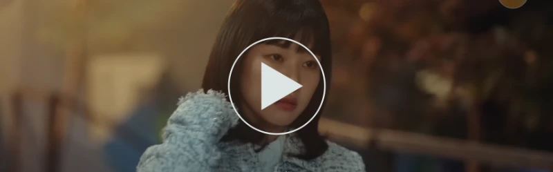 거리를 배경으로 밝은 파랑 자켓을 입고 슬퍼하며 걷고 있는 이번 생도 잘 부탁해의 윤초원