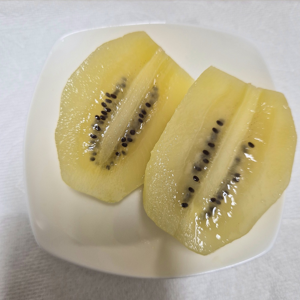 반으로 잘라 노란 과육이 보이는 골드키위
