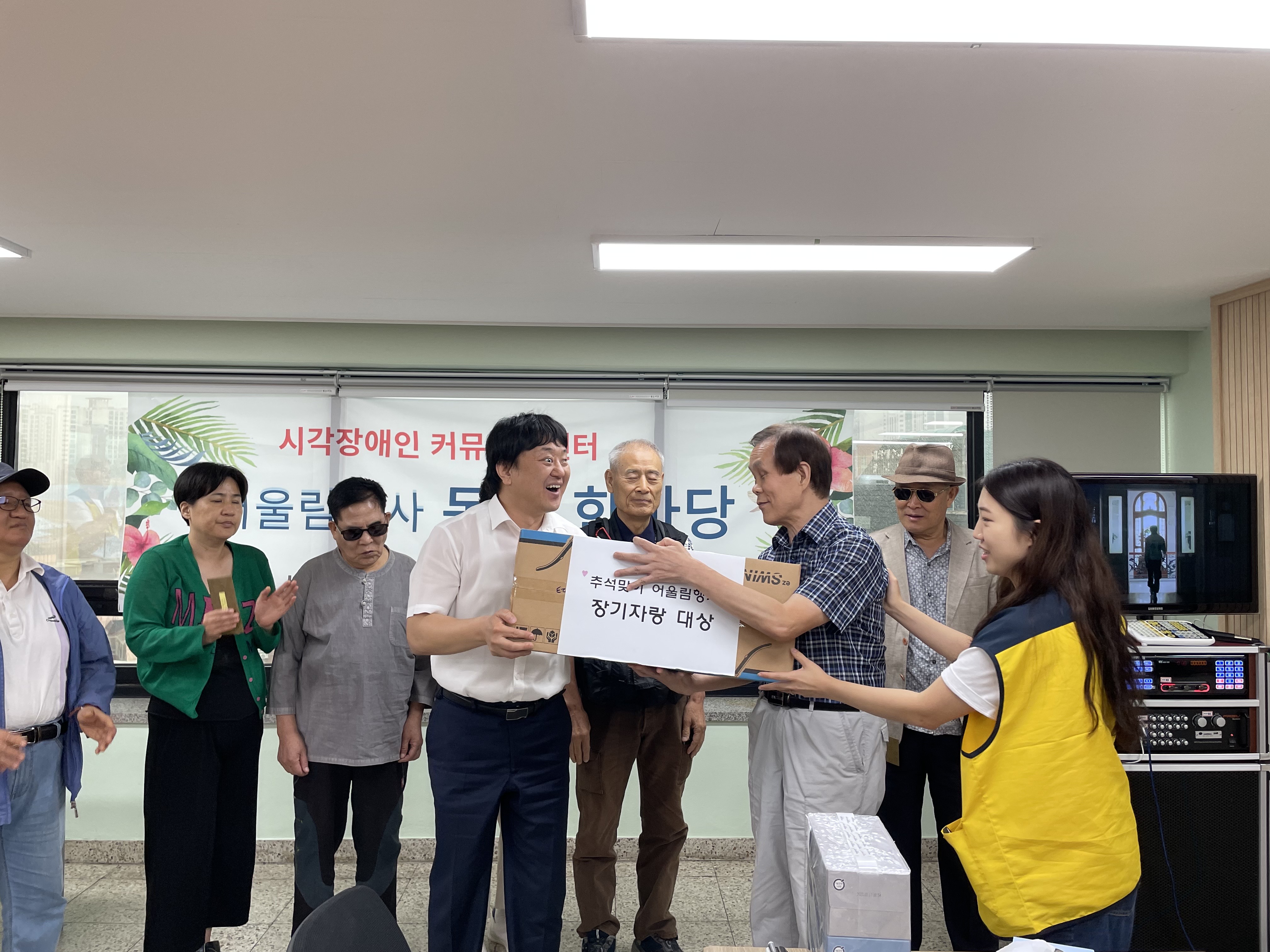 대상으로 발표된 김종산 회원이 강윤택 심사위원에게 1등 상을 건네받고 있다.