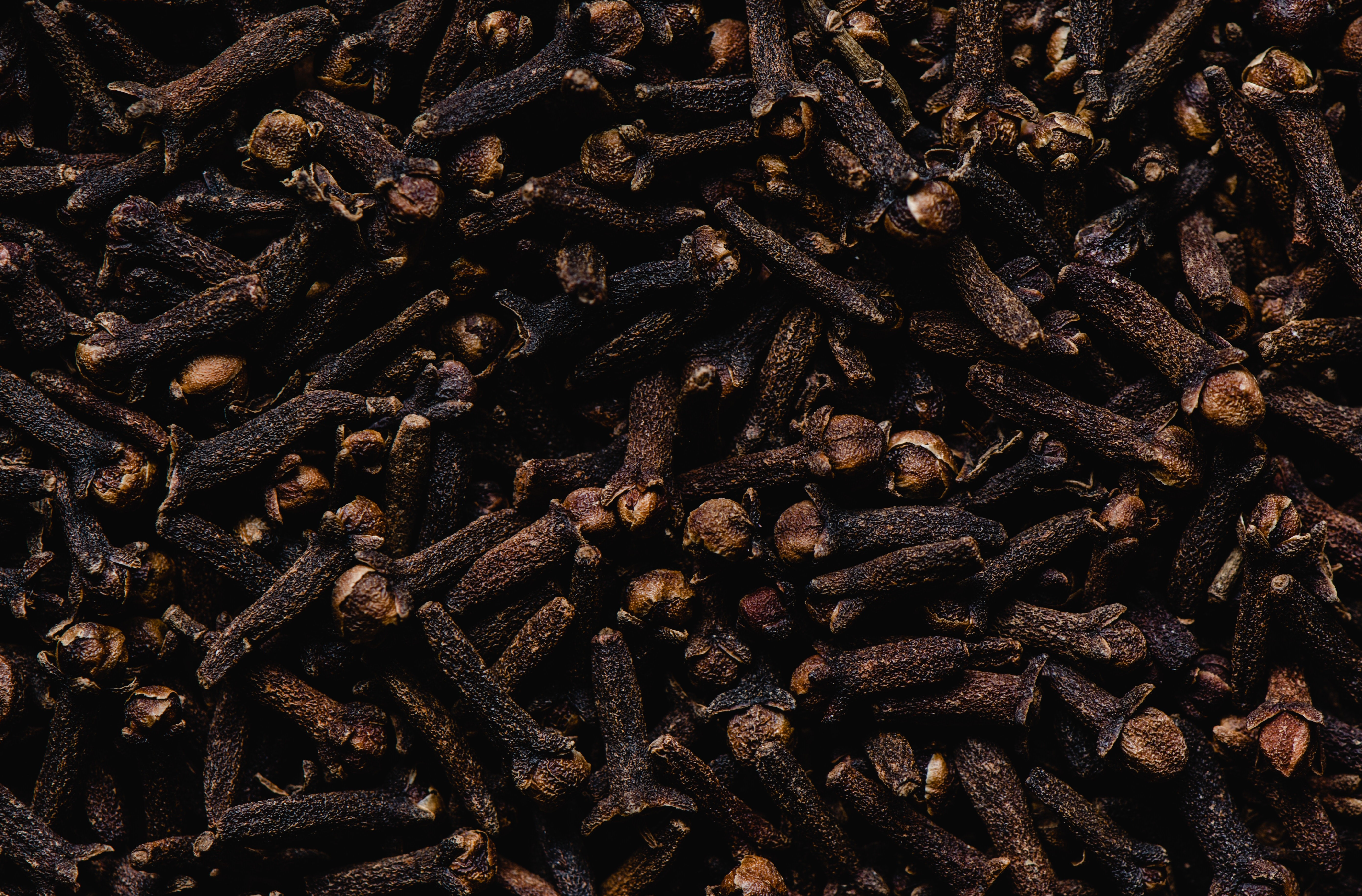 클로브(Clove)는 정향이라고도 불리며&#44; 높이 10~15m로 자라는 상록수입니다