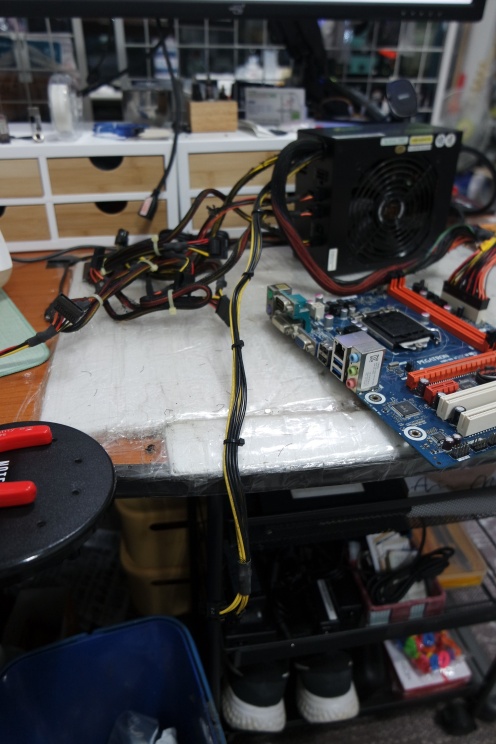 파워서플라이 그물망 커버를 제거하고 케이블 타이를 묶고 있는 중 입니다.