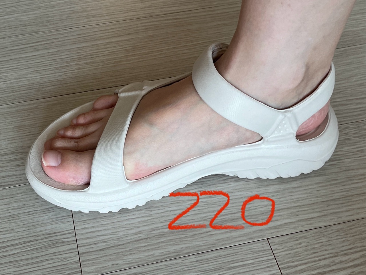 테바 샌들 220mm 옆모습