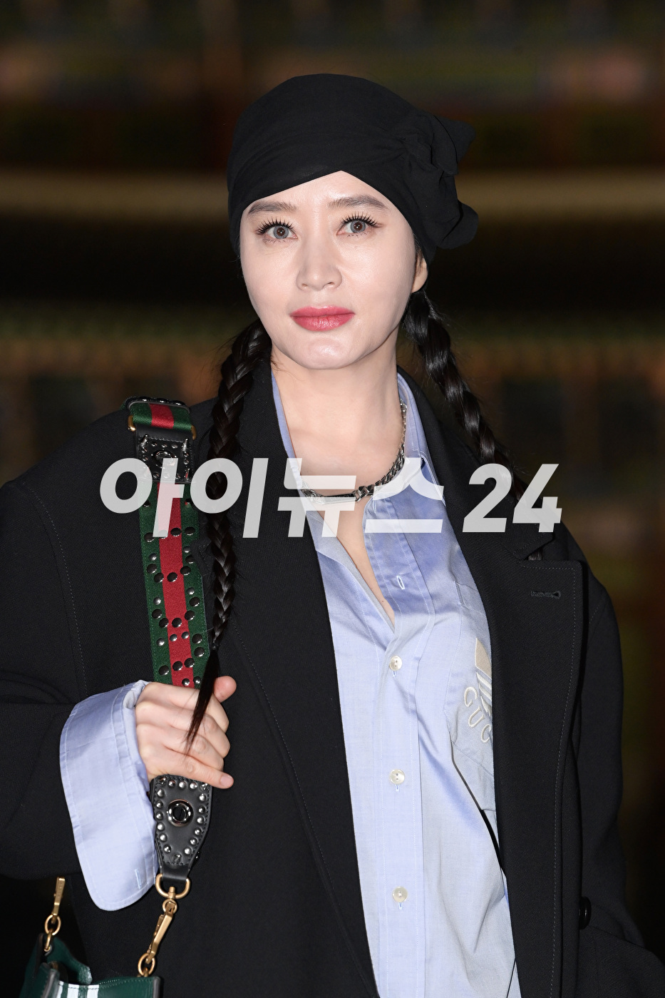 '김혜수니까 소화하는 패션' 배우 김혜수가 16일 오후 서울 경복궁에서 진행된 구찌(Gucci) 2024 크루즈 패션쇼에 참석하고 있다.