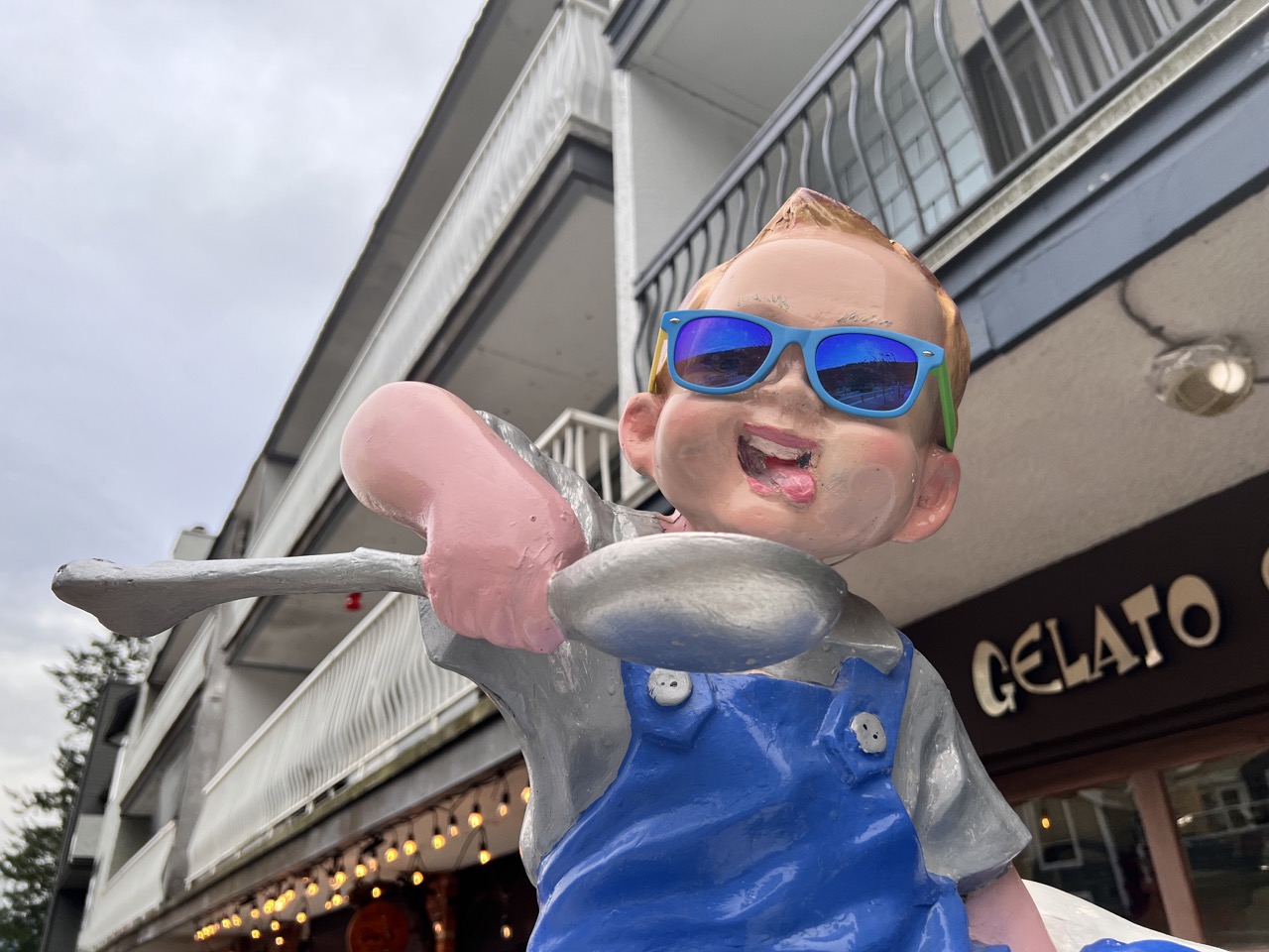 Gelato Express의 아이스크림 한 입 하고 있는 아기 동상