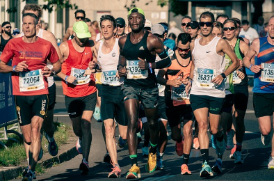 마라톤에 참가한 사람들 모습