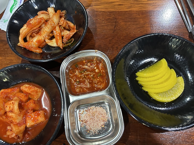 밑반찬-김치-깍두기-단무지-새우젓-소금