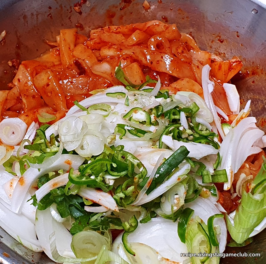 양념이 무쳐진 노각 무침에 준비된 야채(양파&amp;#44; 파&amp;#44; 고추)를 넣어준 사진