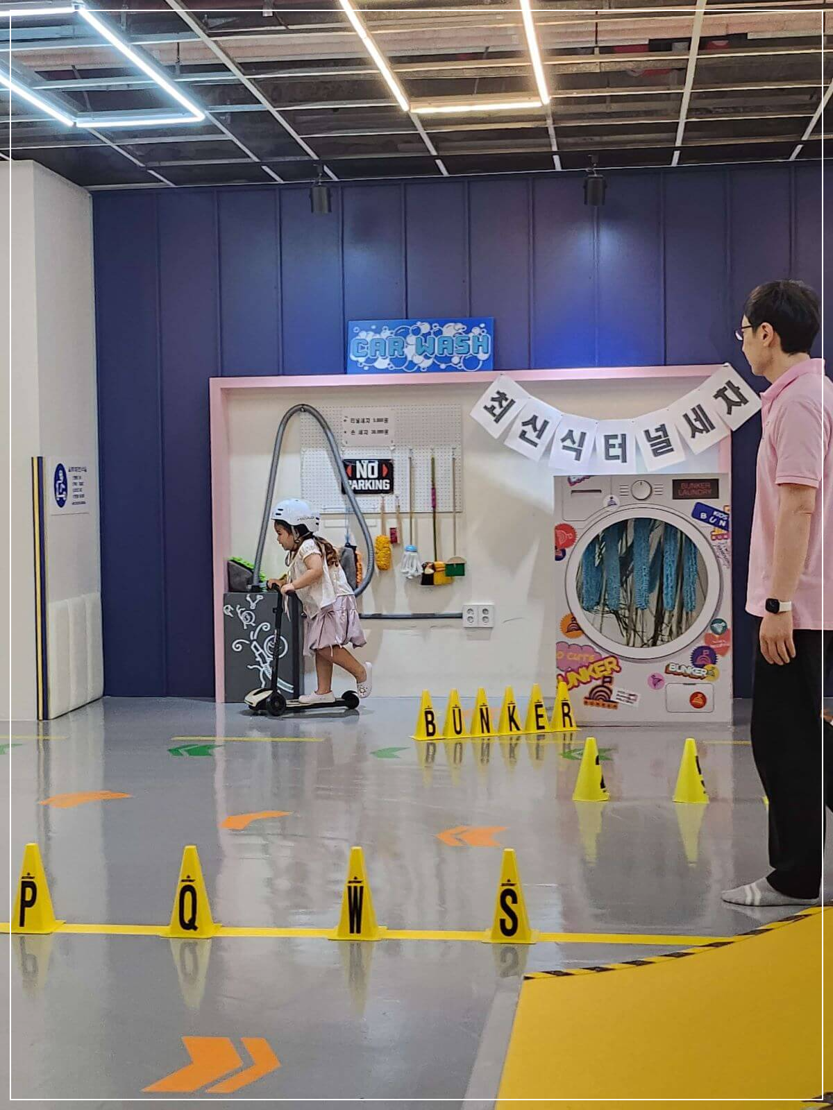 성남-수내동-벙커키즈카페에서-실내-킥보드를-타고-있는-어린이와-안전요원