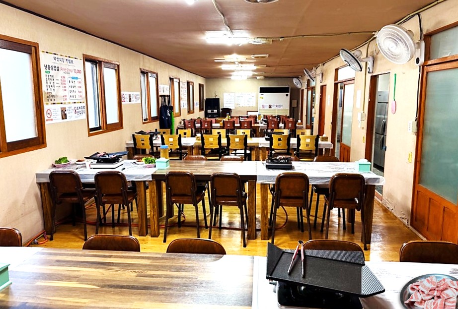 홍성 냉삼 맛집 덕성실당의 넓은 홀
