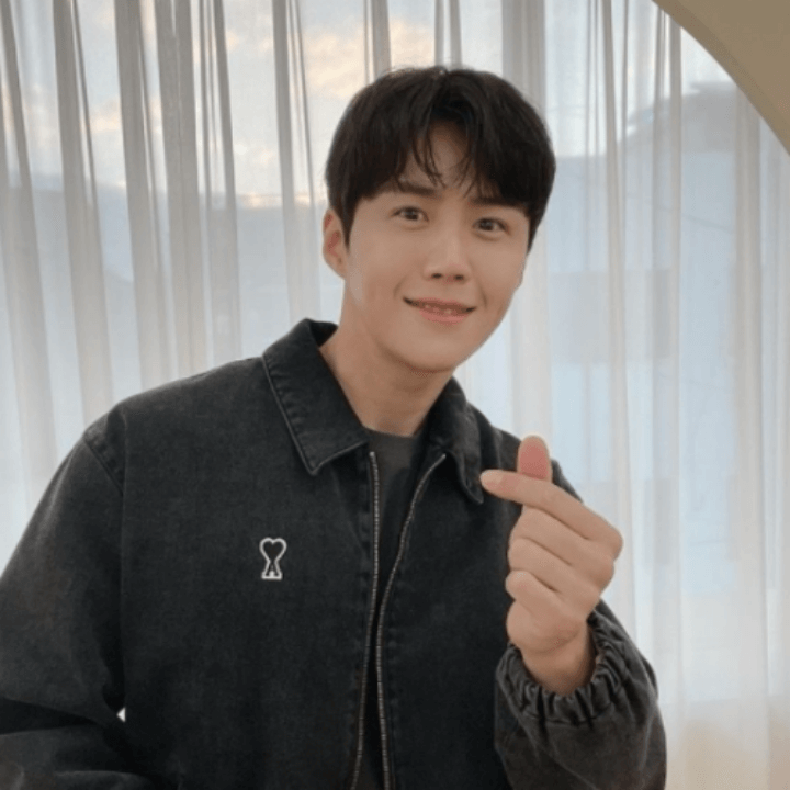 김선호-하트표시-검은옷