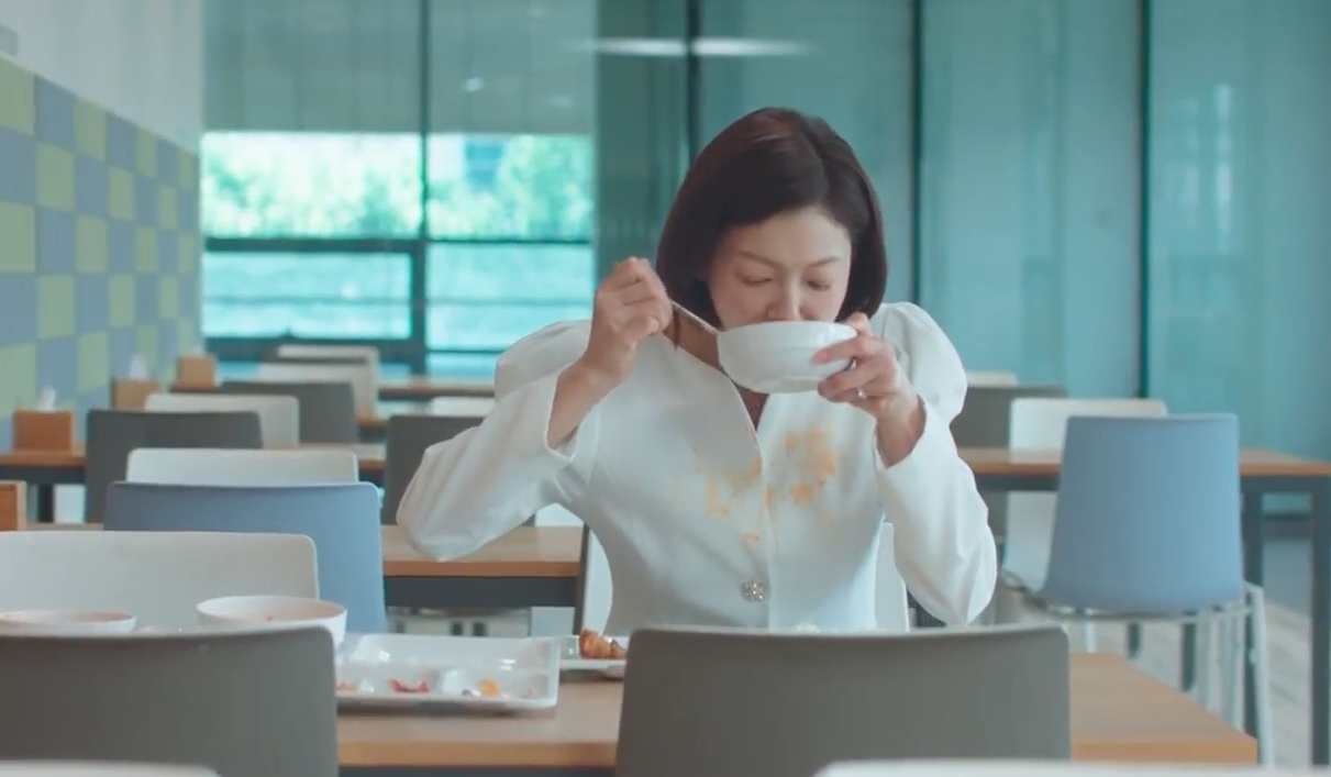 정신이상 증세로 폭식하는 서지연 장면