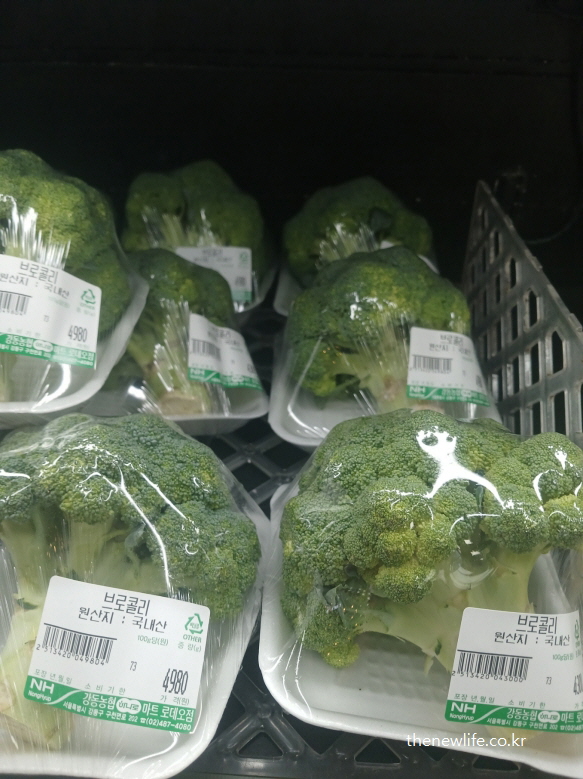 신선한 국내산 브로콜리 진열대 사진 &ndash; 항산화 성분과 비타민 C가 풍부하여 두피 염증 완화와 모낭 세포 회복에 도움