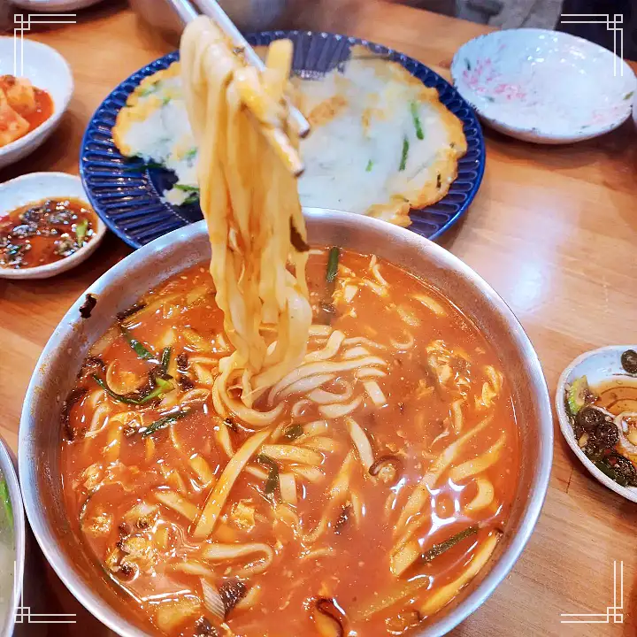 6시내고향 강릉 주문진 감자 옹심이 직접 갈아 만든 감자 100% 옹심이 얼큰한 장옹심이 장옹심이칼국수 장칼국수 맛집 오늘 방송 추천