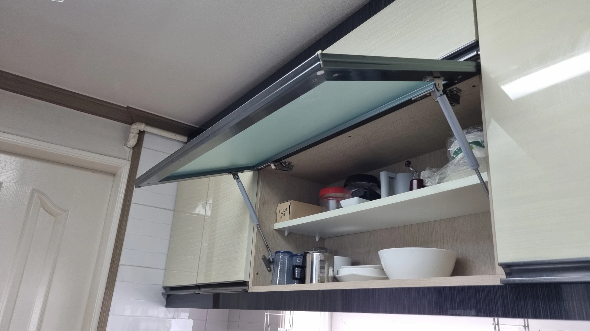 위로 열리는 싱크대 선반