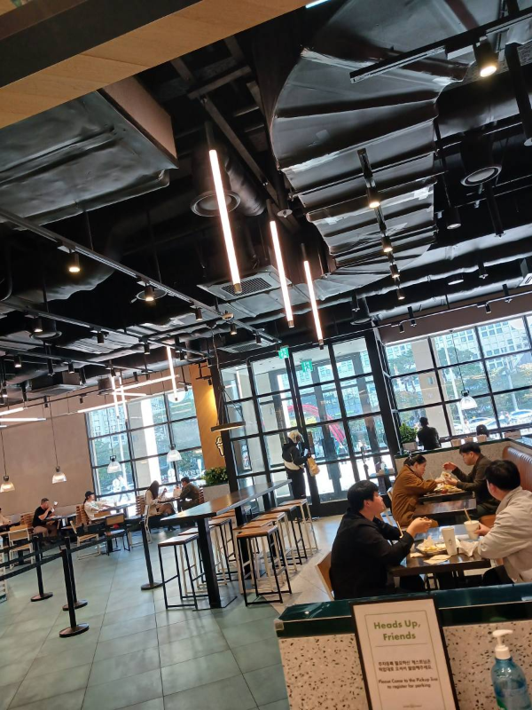 쉑쉑버거 용산 매장 풍경