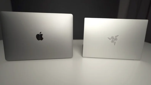 맥북 프로 m1 - 좌 : 맥북 프로, 우 : 레이저 북 13