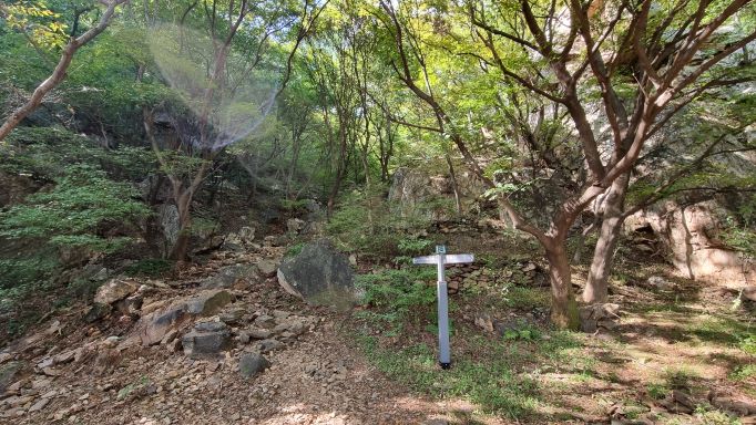 만남의 광장에서 올라가는 급경사 시작점에 이정표