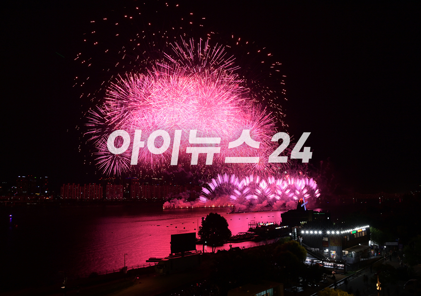 17일 서울 영등포구 여의도 한강공원에서 열린 방탄소년단 데뷔 10주년 FESTA @여의도(BTS 10th Anniversary FESTA @Yeouido)에 'BTS 10주년 기념 불꽃쇼'가 펼쳐지고 있다. [사진=정소희 기자]