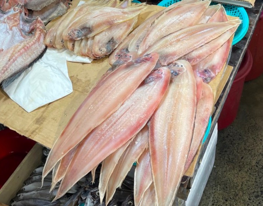 6시내고향 서천특화시장 반건조생선 진열된 모습