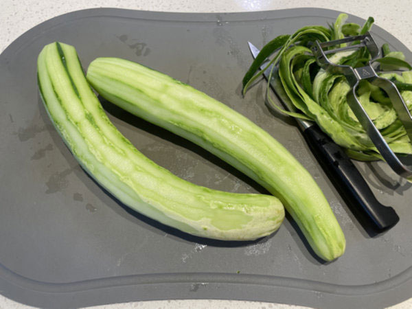 오이탕탕이 간단오이무침 - 오이 껍질 벗기기
