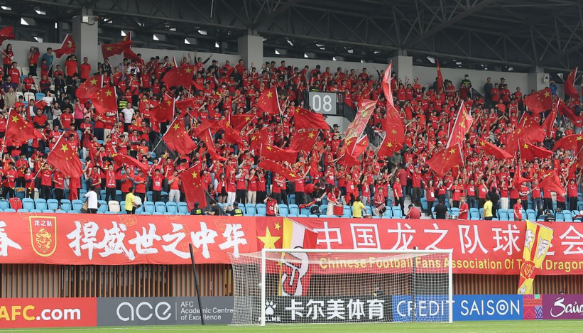 열정적으로 응원하는 중국 응원단